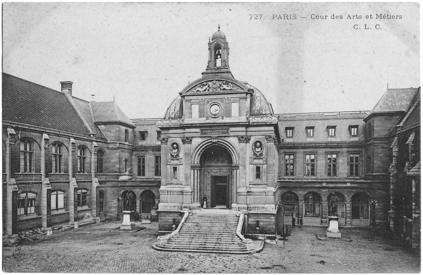 La cour d'Honneur du Conservatoire des arts et metiers et entree du Musee rue Saint-Martin